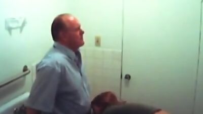 Deep blowjob from a luscious chick!