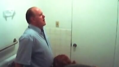 Deep blowjob from a luscious chick!