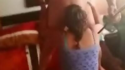 jovencita latina mamando polla