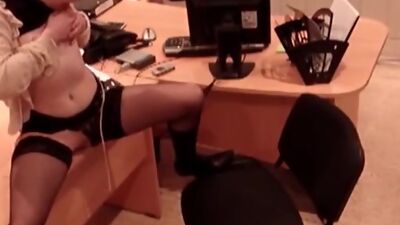 Horny chick gets crazy in the office!