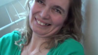 Hot babe likes to please herself