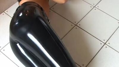 Shiny latex babe Naomis black latex-pants and high heels glamour posed