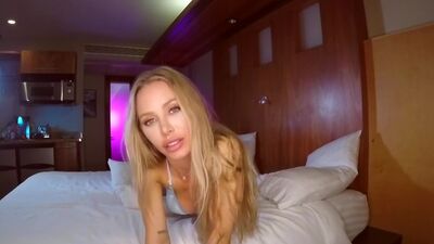 Nicole Aniston tries out her brand new dildo!