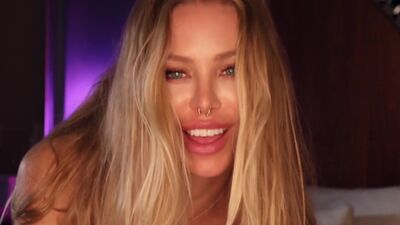 Nicole Aniston tries out her brand new dildo!