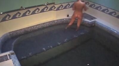 See nude babe in the swimming pool!