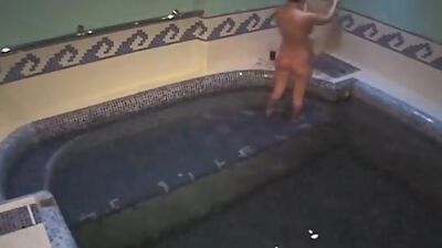 See nude babe in the swimming pool!