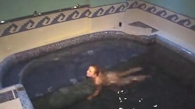 See nude babe in the swimming pool!