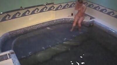 See nude babe in the swimming pool!