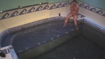 See nude babe in the swimming pool!