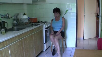 Older beauty likes to pleasure herself passionately