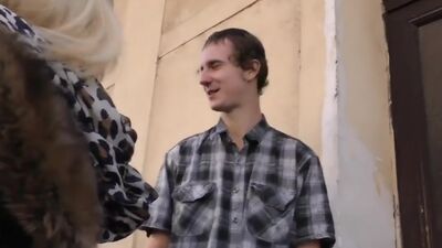 Sex for money isnt a problem for beautiful blonde Ria Sunn