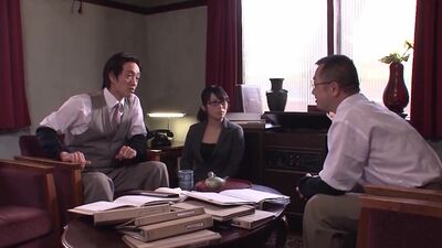 Japanese secretary blows her boss in the office
