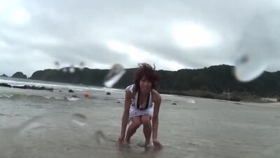 Asian hottie blows her man at the beach