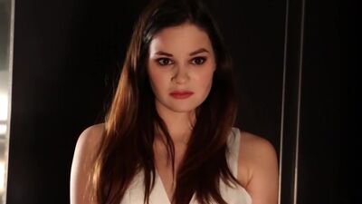 Alix Lynx seduces the hotel delivery girls