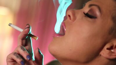 Tattooed MILF Jezebelle toys her pussy in a hotel room