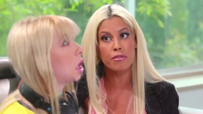 MOMMYS GIRLS - MILFS stepmother eats out