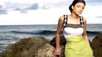 See sexy Cassie Melinda on the beach!