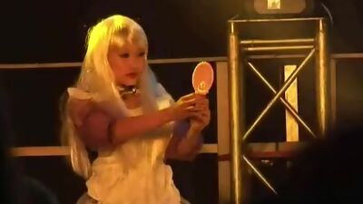 Doll has live show with bunny