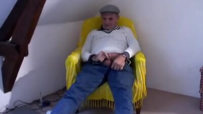 Lesbian chicks suck Papy&rsquo;s cock