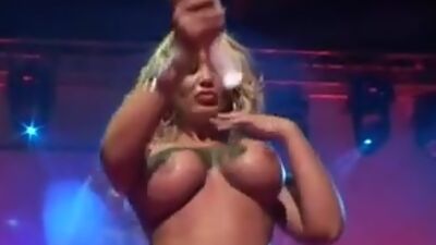 Voluptuous lady screws herself on stage