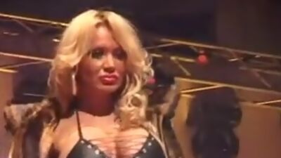 Voluptuous lady screws herself on stage