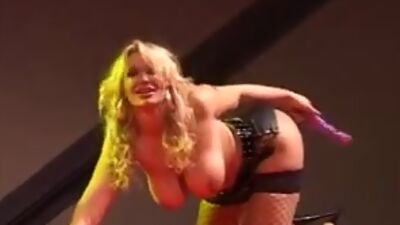 Voluptuous lady screws herself on stage