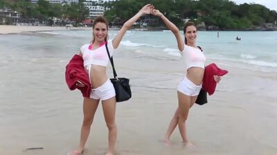 Lucky photographer shows off Fox twin GFs on beach and feed them his cock back at villa