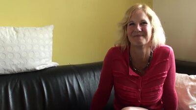 SubSlut Molly Maracas: Cock-teasing as she gets herself off.