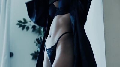 Ebony teen Scarlit Scandal fucks a delivery guy during a pandemic