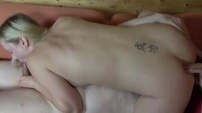 VISIT-X Blonde reitet Mann der besten Freundin und laesst sich anal fingern