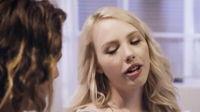 Naive virgin teen blonde groupie Dixie Lynn fucked by the solo artist