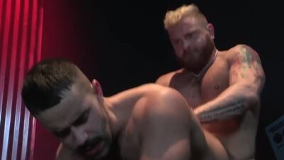 Big dick guy 3way fucked