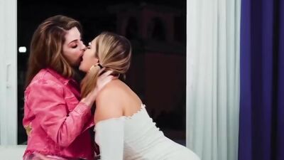 Gizelle had an orgasms punishing Sarah's pussy