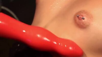 Two blondes, a machine and the gimp