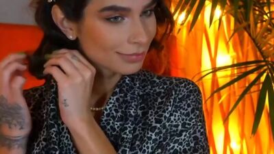 Lovely Shemale in 50s Costume Slapping Her Ass on webcam