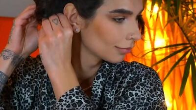 Lovely Shemale in 50s Costume Slapping Her Ass on webcam