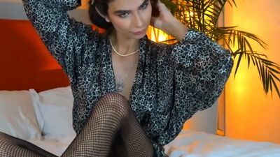 Lovely Shemale in 50s Costume Slapping Her Ass on webcam