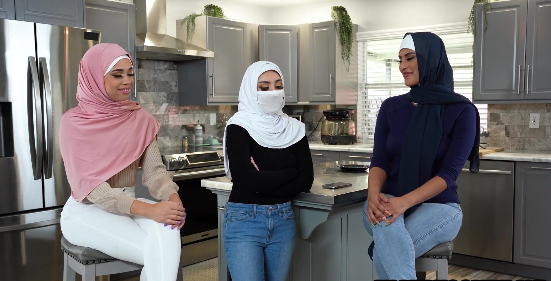 Hijabi Beauty in Motion: See Sophia Leone's Sexy Pose